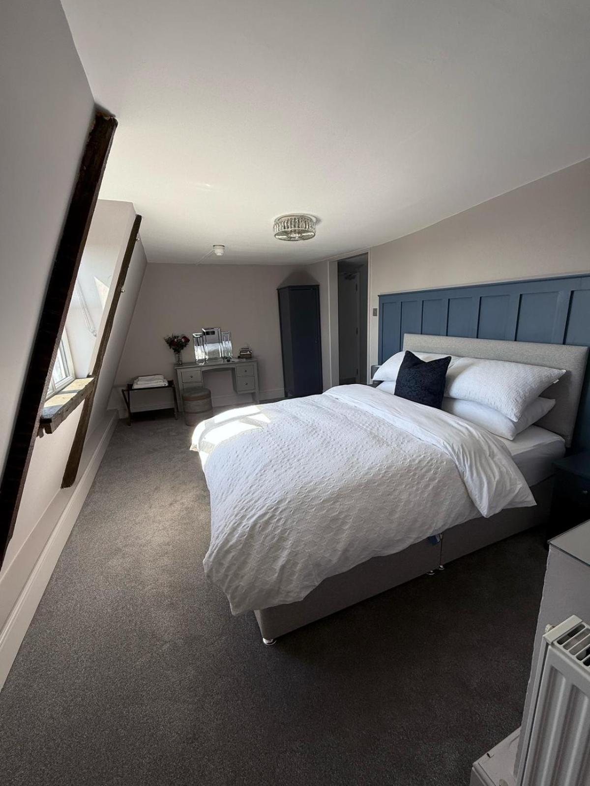 The White Hart Hotel Atworth Buitenkant foto