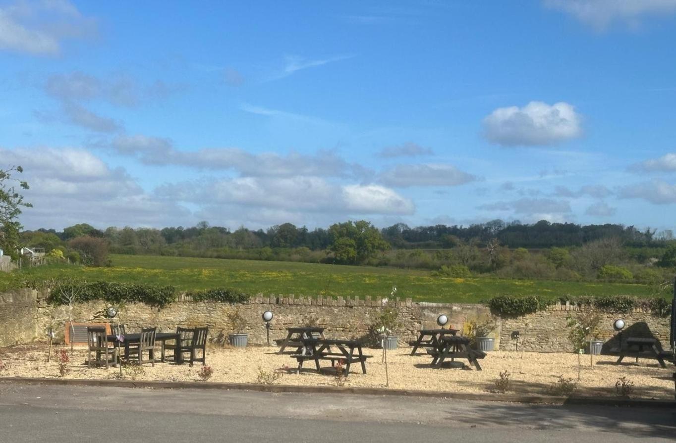 The White Hart Hotel Atworth Buitenkant foto